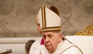 El papa celebra la misa del gallo con el corazón en Belén, donde rugen las armas