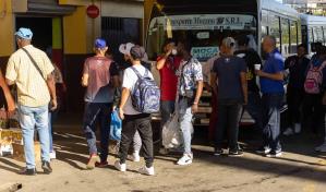 Cientos viajan por Nochebuena aunque no como en años anteriores, dicen en terminales de autobuses