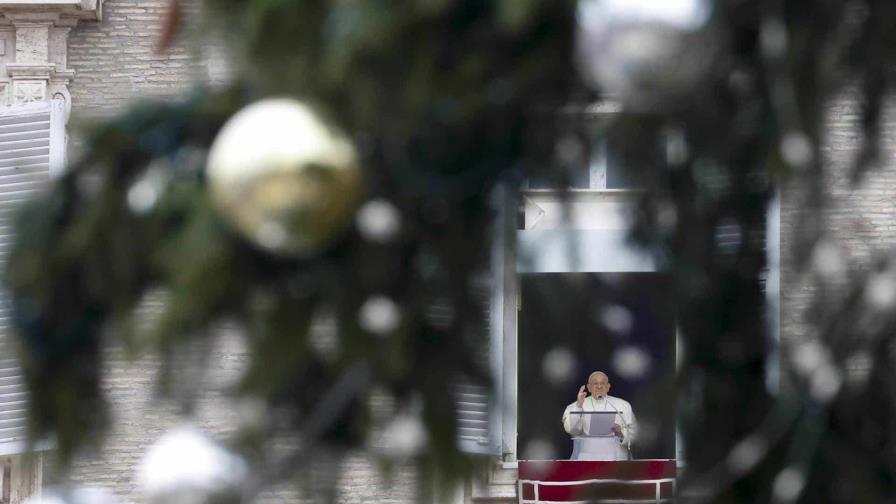 El papa pide no confundir la fiesta en Navidad con el consumismo