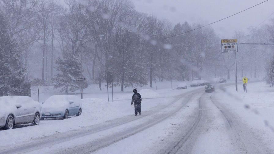 Una tormenta de nieve complica la movilidad en el medio oeste de EE.UU. en Navidad