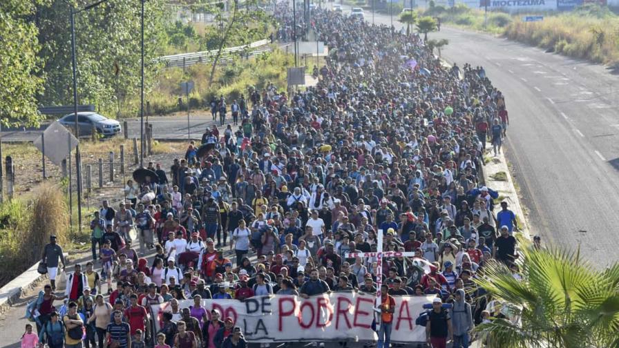 Caravana de migrantes pasa la Navidad caminando por el sur de México hacia EE.UU.
