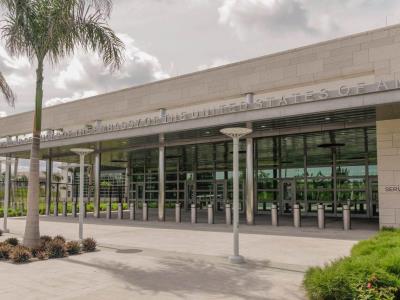 Embajada de EE. UU.  reabre tras la vuelta tras paso de Melissa