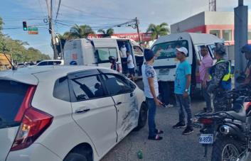 Accidente de tránsito múltiple en la avenida Luperón deja tres personas afectadas