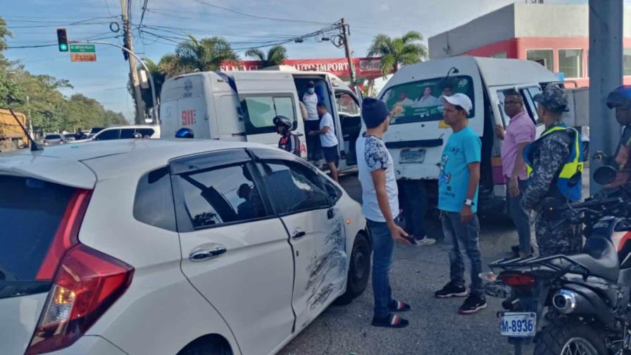 Accidente de tránsito múltiple en la avenida Luperón deja tres personas afectadas