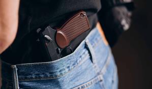 Mujer sentenciada a 8 años de prisión por comprar arma usada contra dos policías en EE.UU.