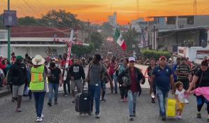 Centenares de migrantes parten en caravana hacia EEUU desde el sur de México
