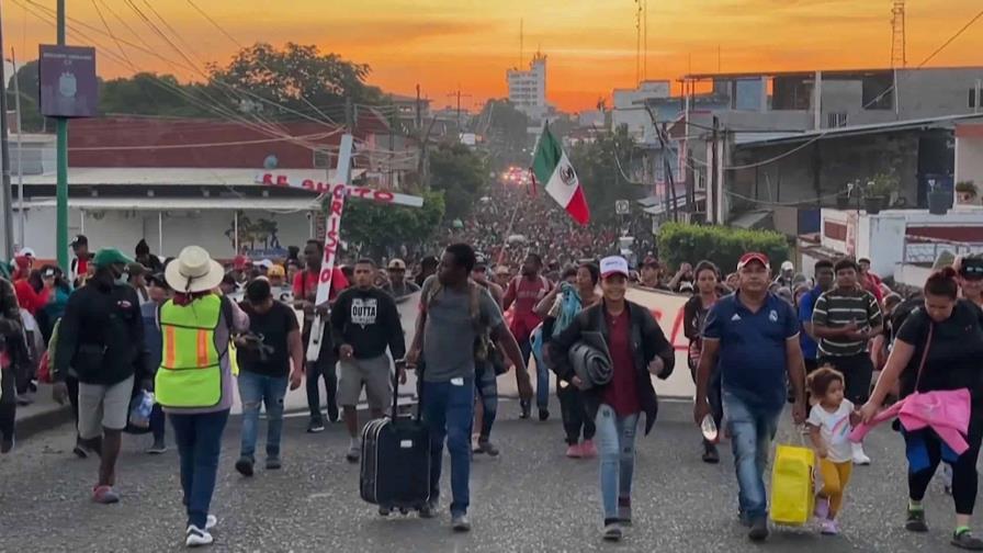 Centenares de migrantes parten en caravana hacia EEUU desde el sur de México