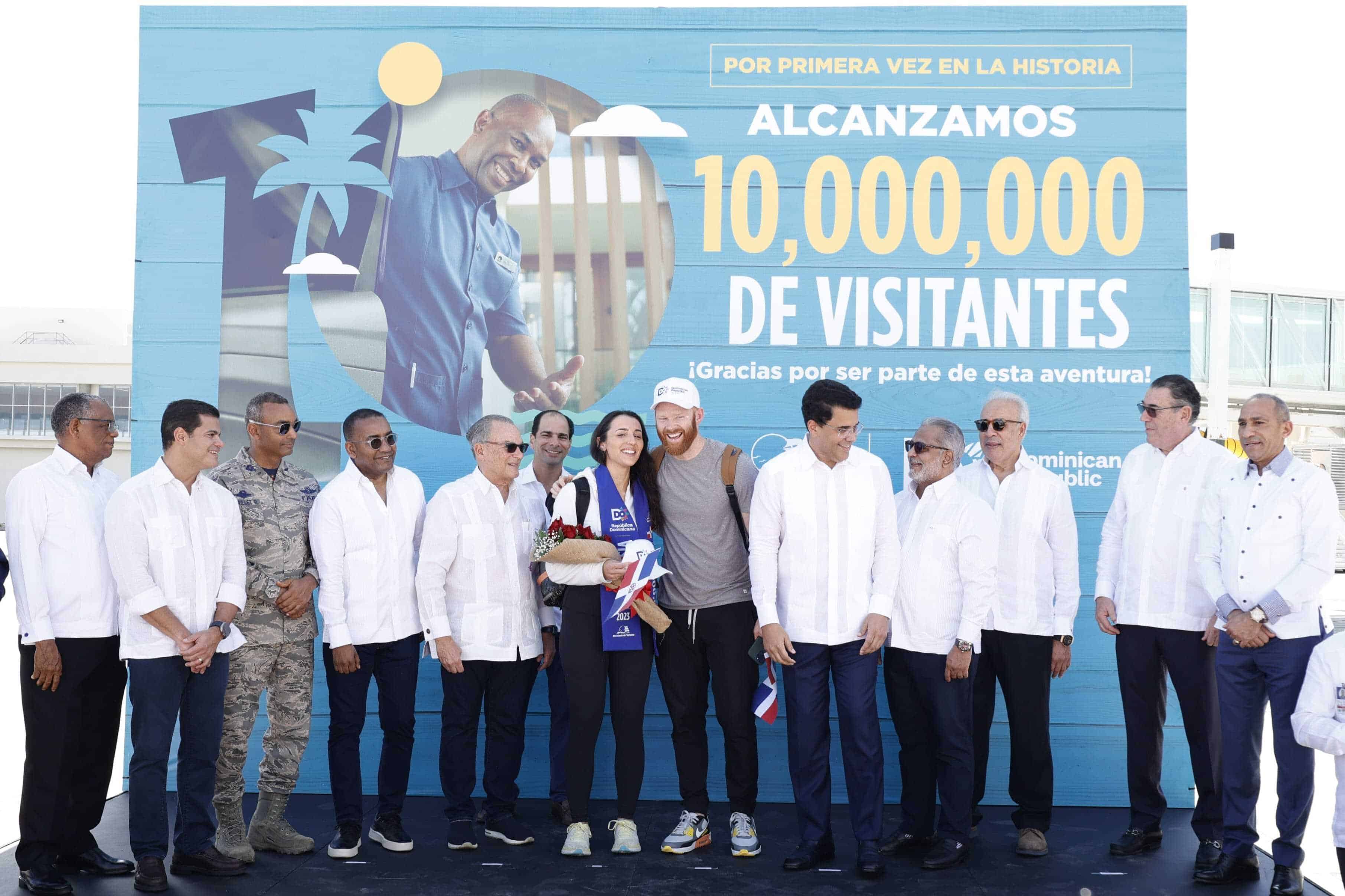 Ariana Guilak junto a su novio posan al centro de una comitiva que los recibió en el Aeropuerto Internaciona de Punta Cana, para recibir de manera simbólica al pasajero que completa los 10 millones de turistas.