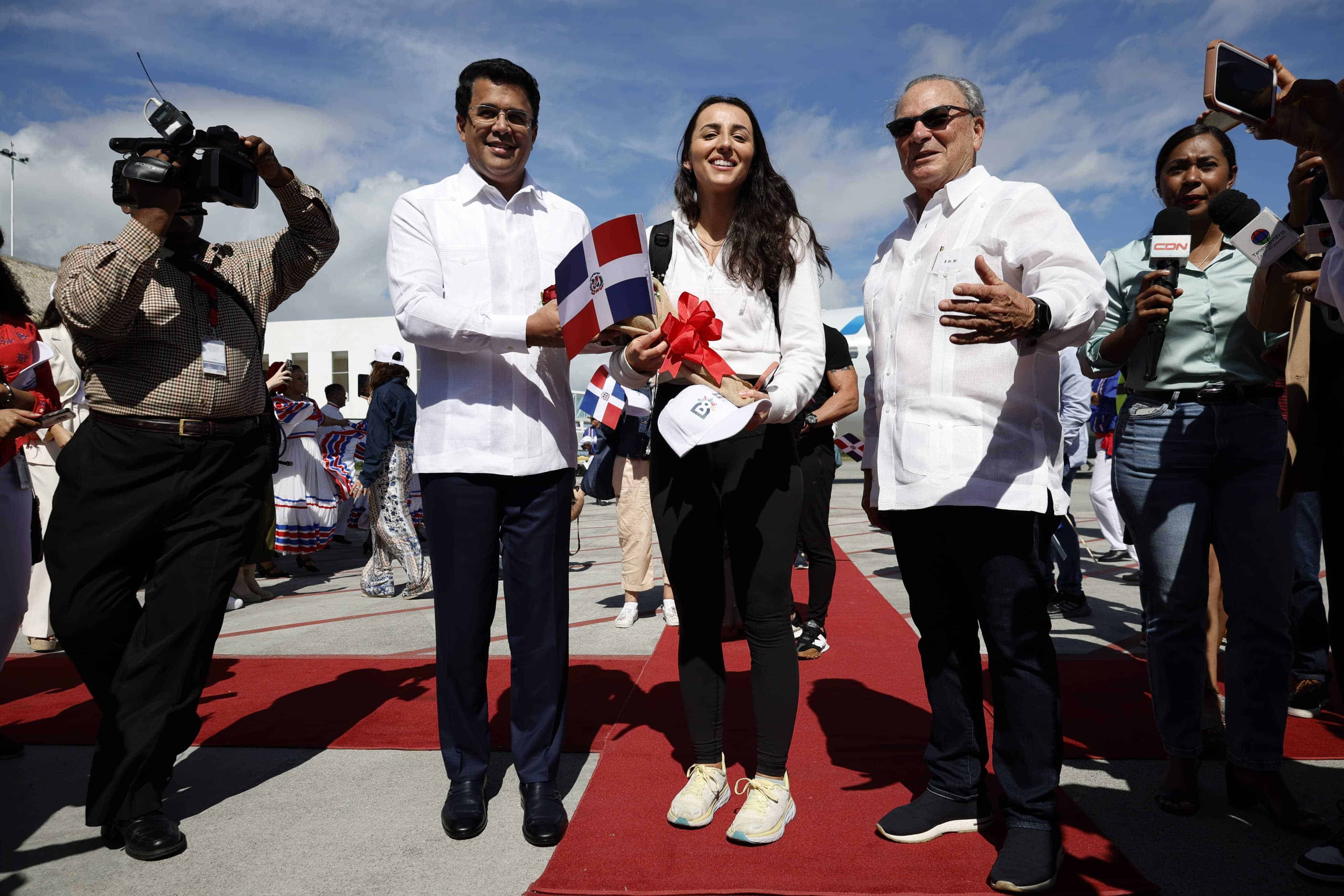 David Collado, la turista Ariana Guilak y Frank Rainieri en el Aeropuerto Internacional de Punta Cana. La extranjera completa, de manera simbólica, los 10 millones de turistas.