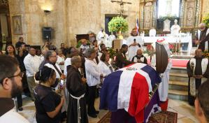 Sepultan restos de fray Máximo Rodríguez