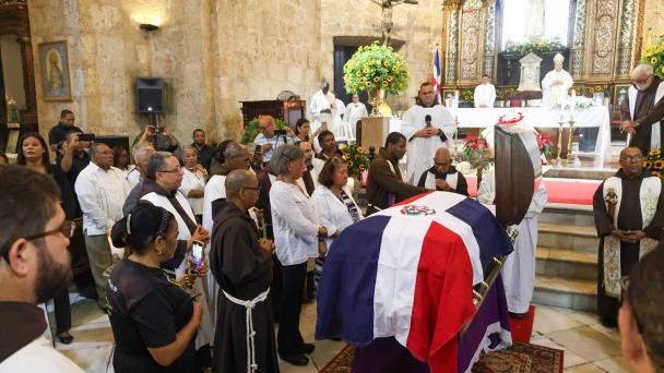 Sepultan restos de fray Máximo Rodríguez