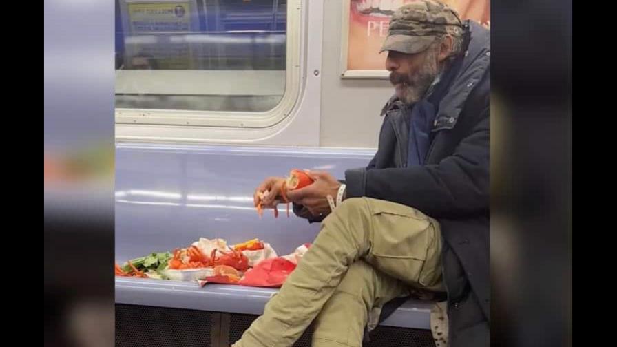 Captan a un hombre disfrutando de una langosta en el metro de Nueva York