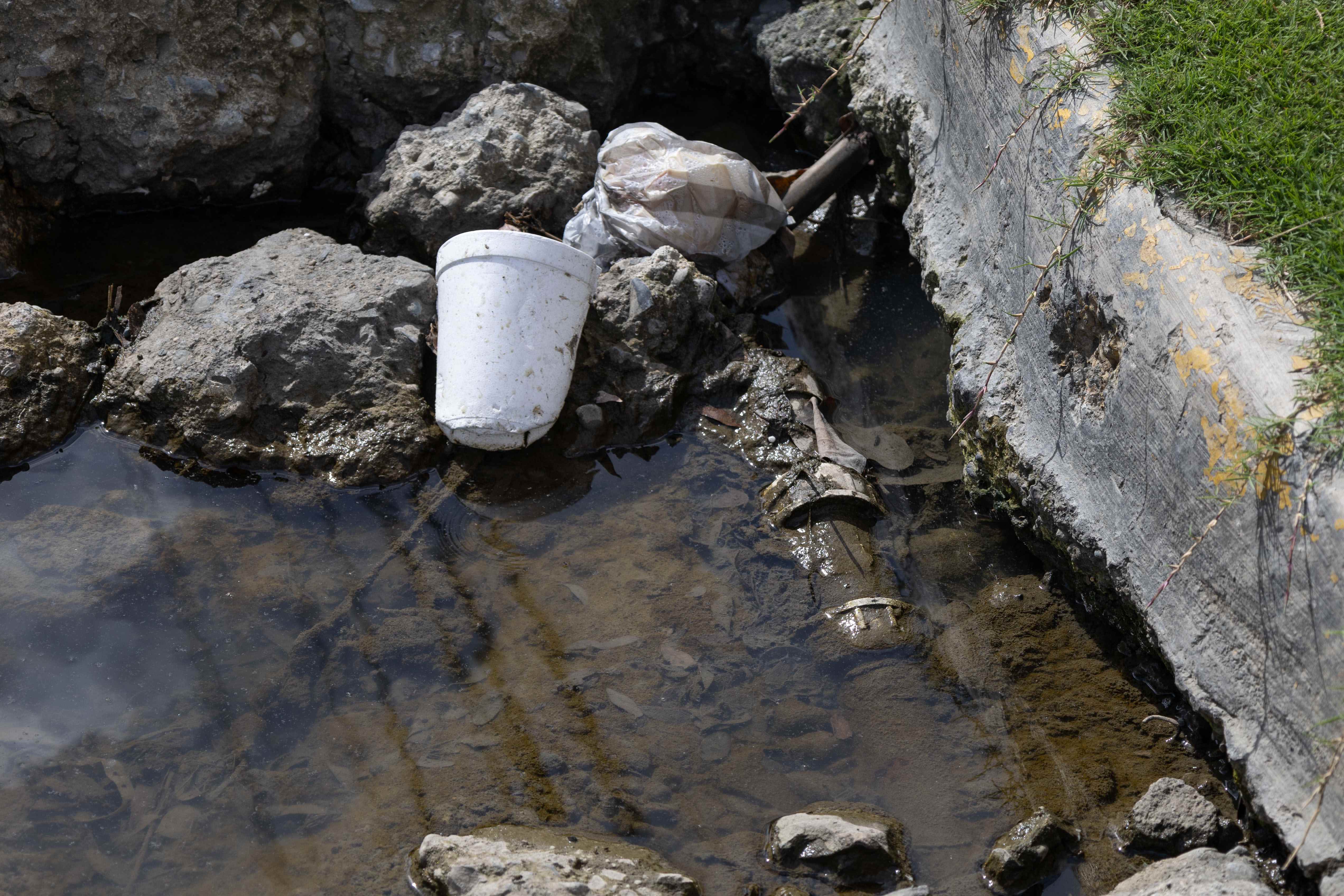 El agua se desperdicia por el tubo roto.