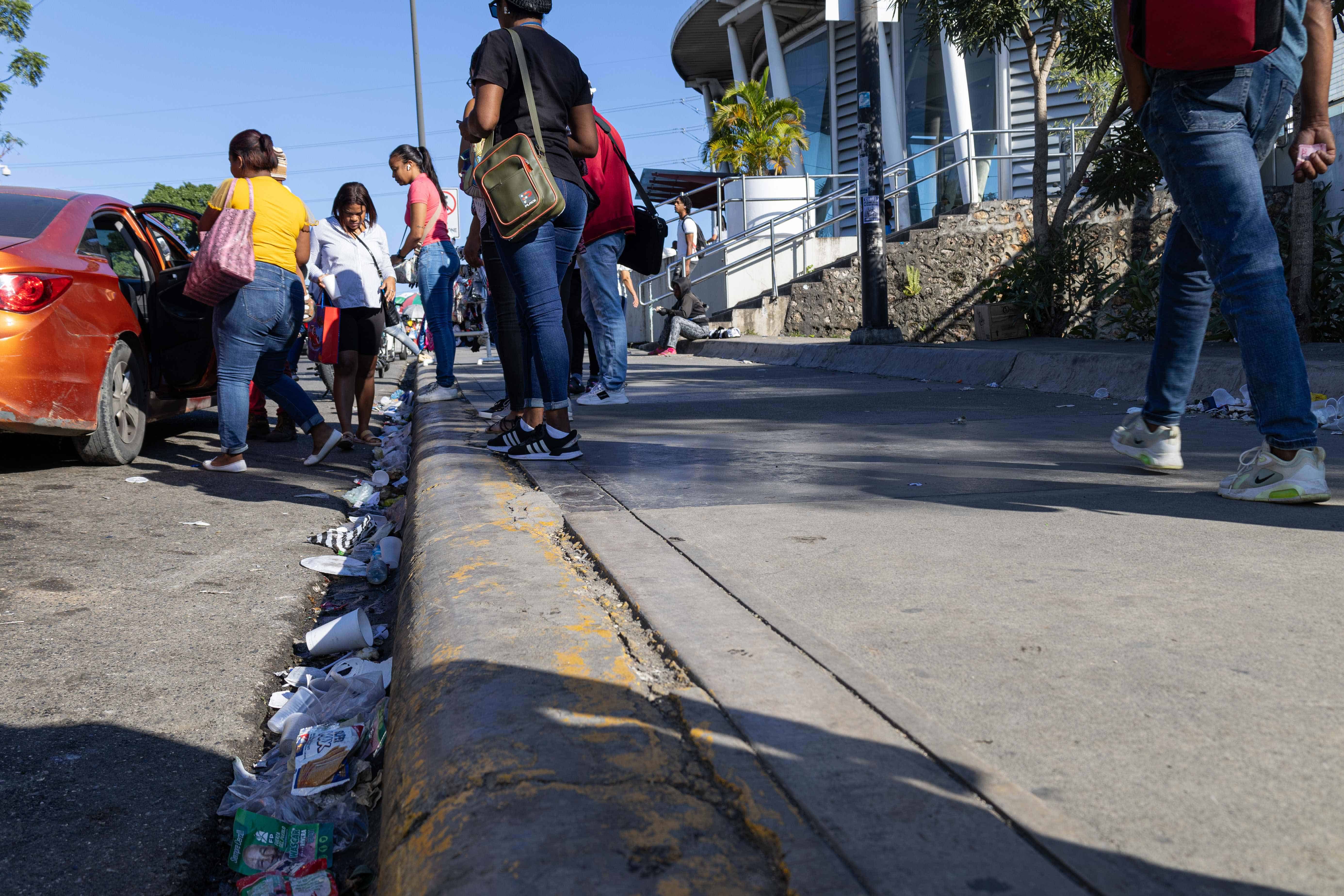 Basura en las inmediaciones de la estación María Montez del Metro de Santo Domingo.