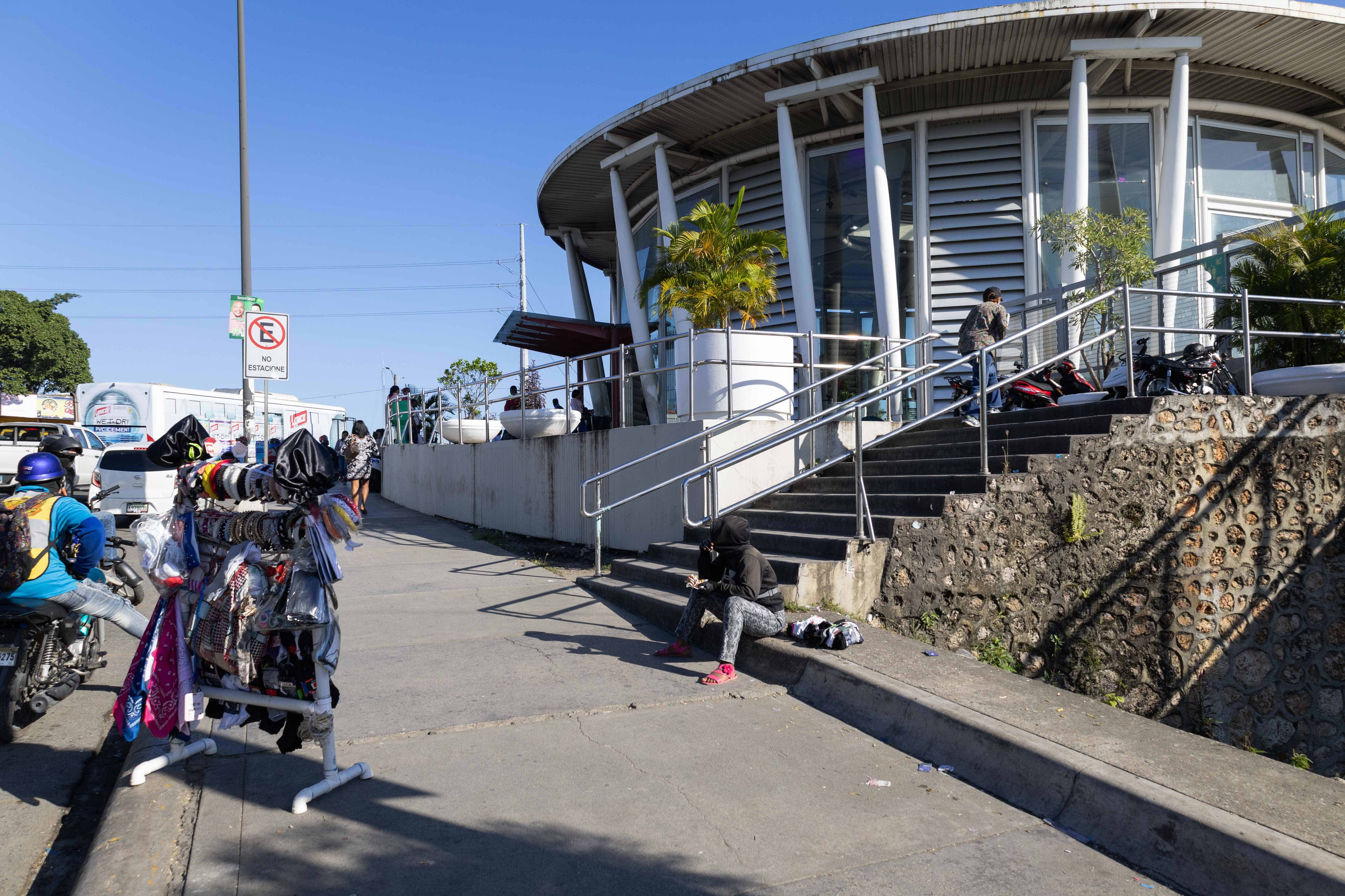 Solo está limpia una parte de la estación María Montez del Metro