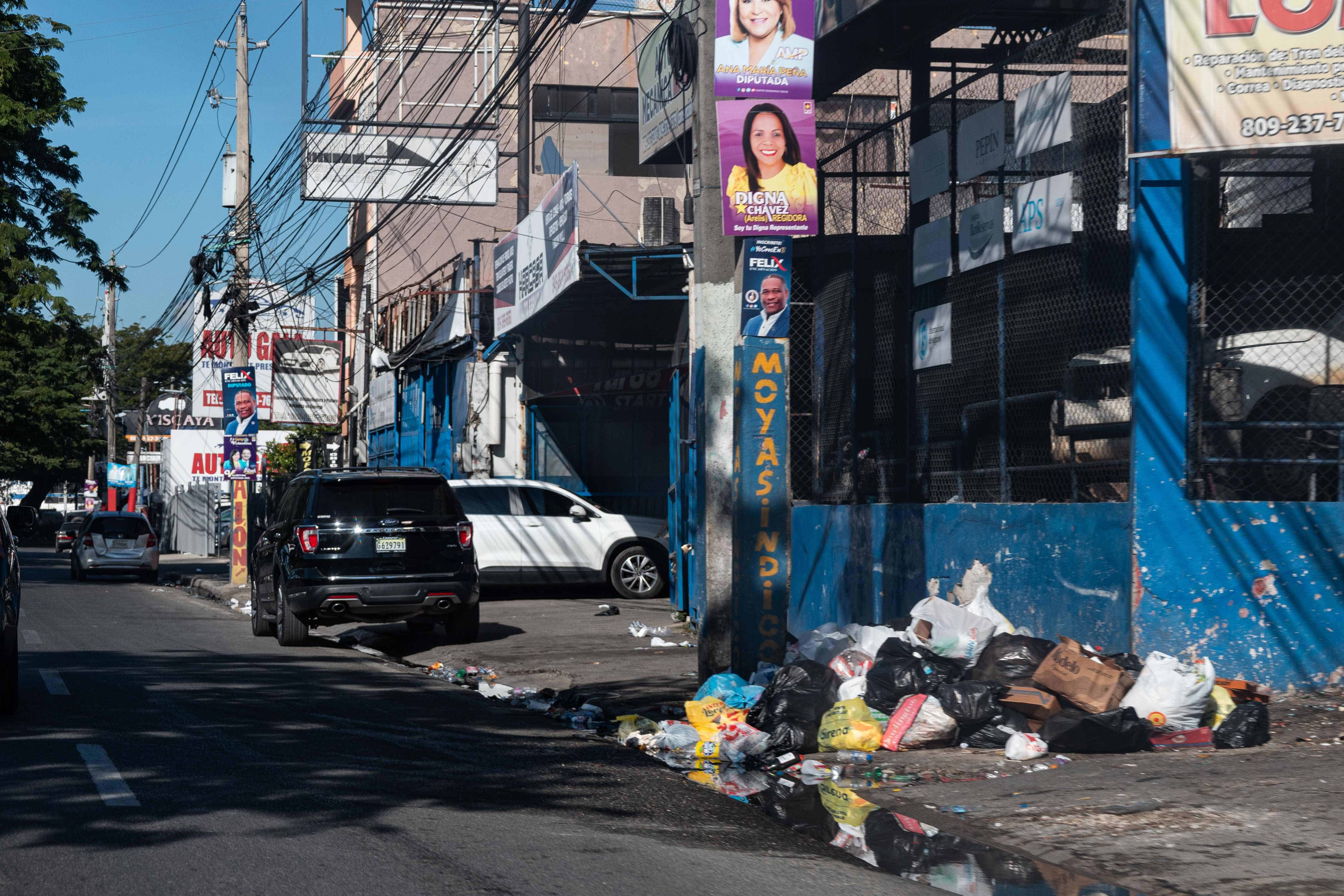 Moradores dicen que los camiones no son frecuentes en recoger los residuos.