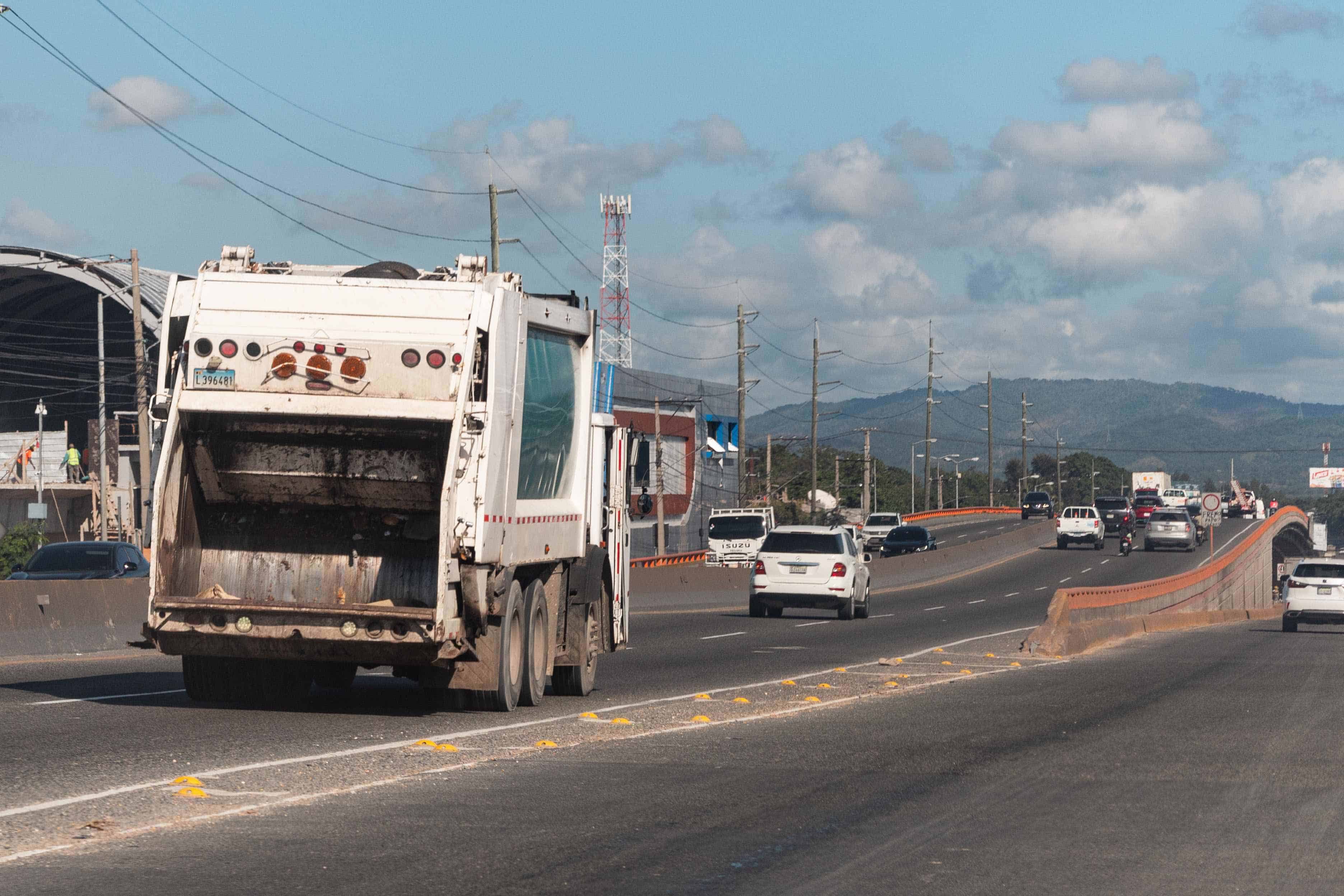 Algunos camiones fueron vistos en ambos municipios.