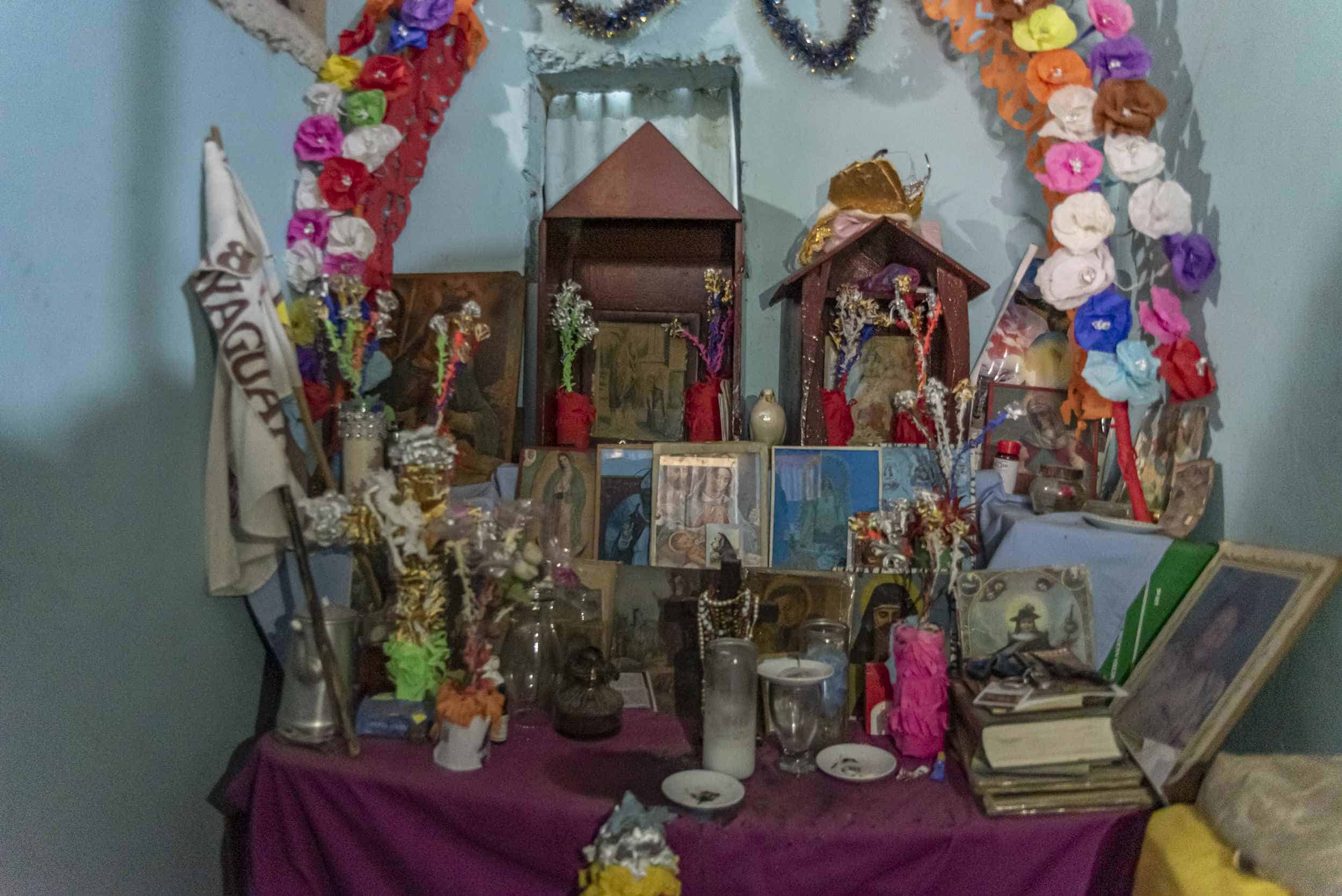 Un altar en el hogar del lugareño Blas Carmona en Morquecho, en Hato Mayor.