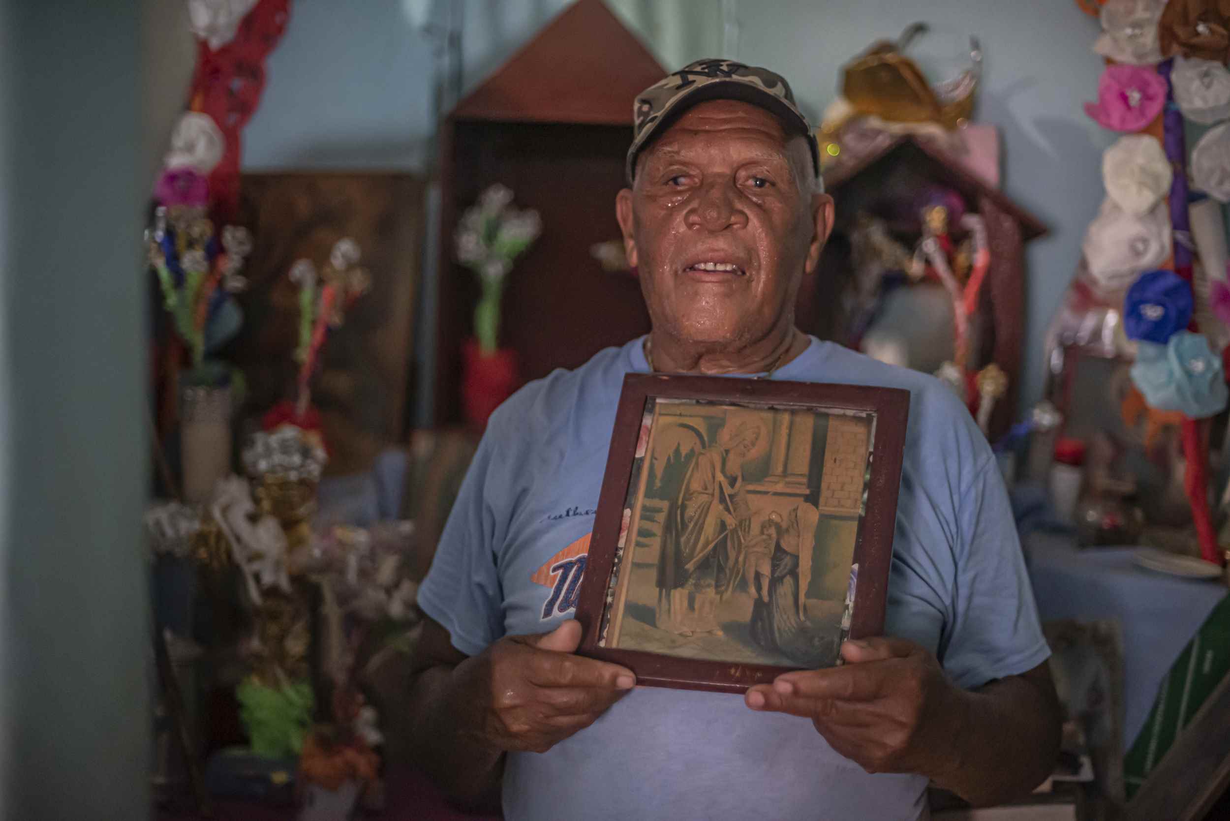 El comunitario Blas Carmona nuestra el altar que tiene en su residencia, donde realizan la velación de San Blas.