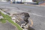 Hoyos en calle de Arroyo Hondo son un peligro Hoyos en calle de Arroyo Hondo son un peligro