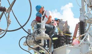 Trabajas, pagas impuestos... y el Gobierno subsidia un sistema eléctrico que pierde el 37 %