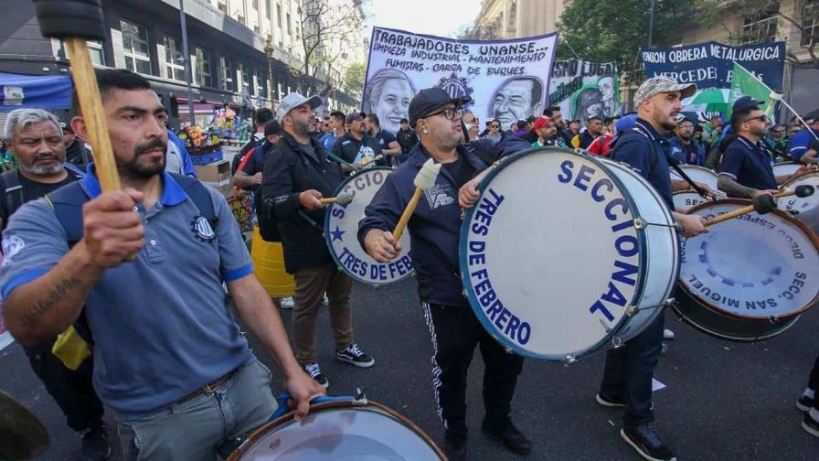 Milei da el primer tijeretazo al gasto público y despide a miles de funcionarios