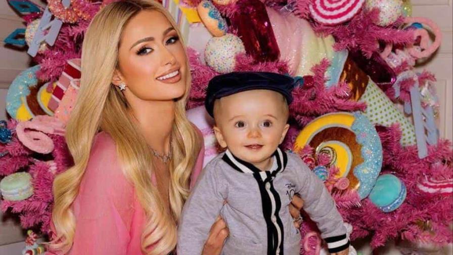 Paris Hilton celebra la primera Navidad con su hijo Phoenix y declara tener la familia soñada