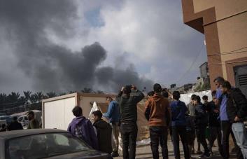Israel intensifica sus ataques en el centro y el sur de Gaza