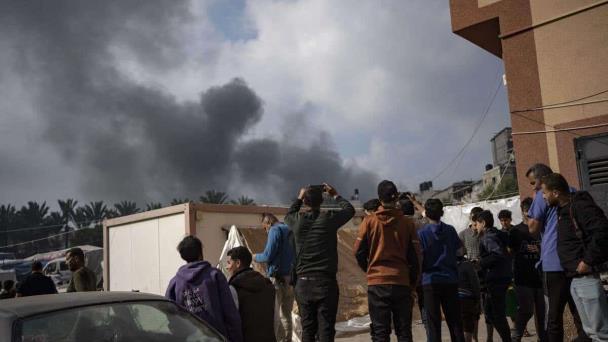 Israel intensifica sus ataques en el centro y el sur de Gaza