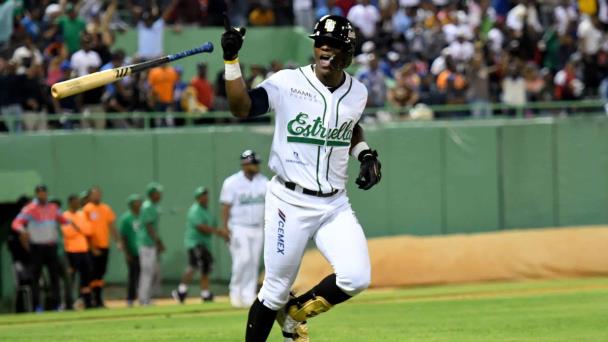 Video | Dairon Blanco la vuelve a sacar y las Estrellas vencen a Licey en el Tetelo Vargas