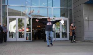 Un permiso humanitario permite a un veterano deportado hace 17 años regresar a California