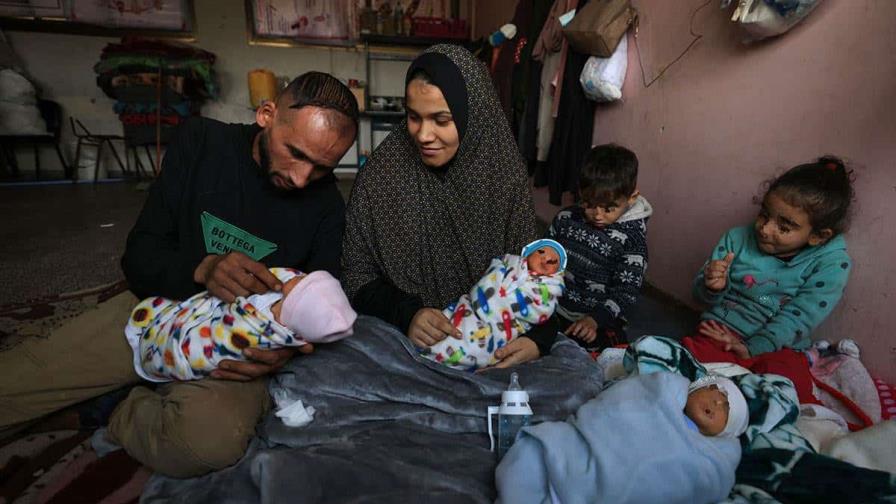 Una palestina desplazada por la guerra de Gaza da a luz a cuatrillizos