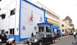 Cinco presos preventivos escapan del destacamento policial de Moca