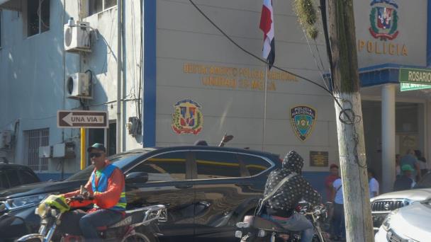 Denuncian que policías motivaron a presos a golpear a hombre acusado de violar a su madre