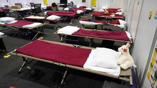 Aumento del flujo migratorio y frío fuerzan a condado fronterizo a improvisar albergue
