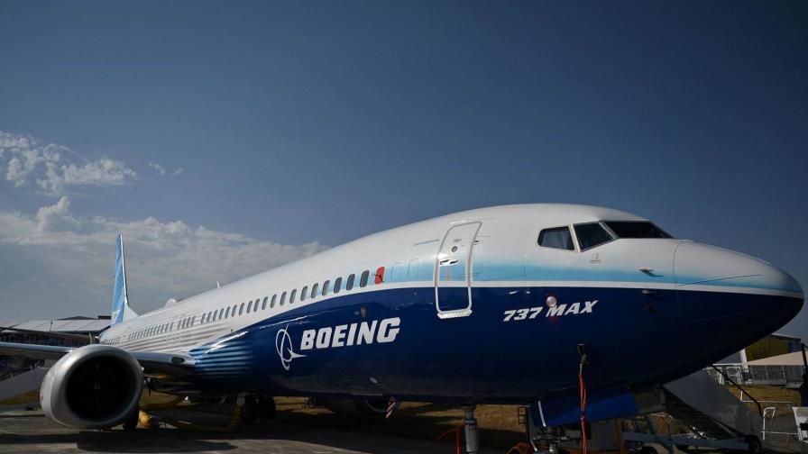 EE.UU. investiga a Boeing por avión que perdió parte del fuselaje en pleno vuelo