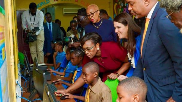 Embajada dominicana en Jamaica entrega aula de informática a una escuela primaria