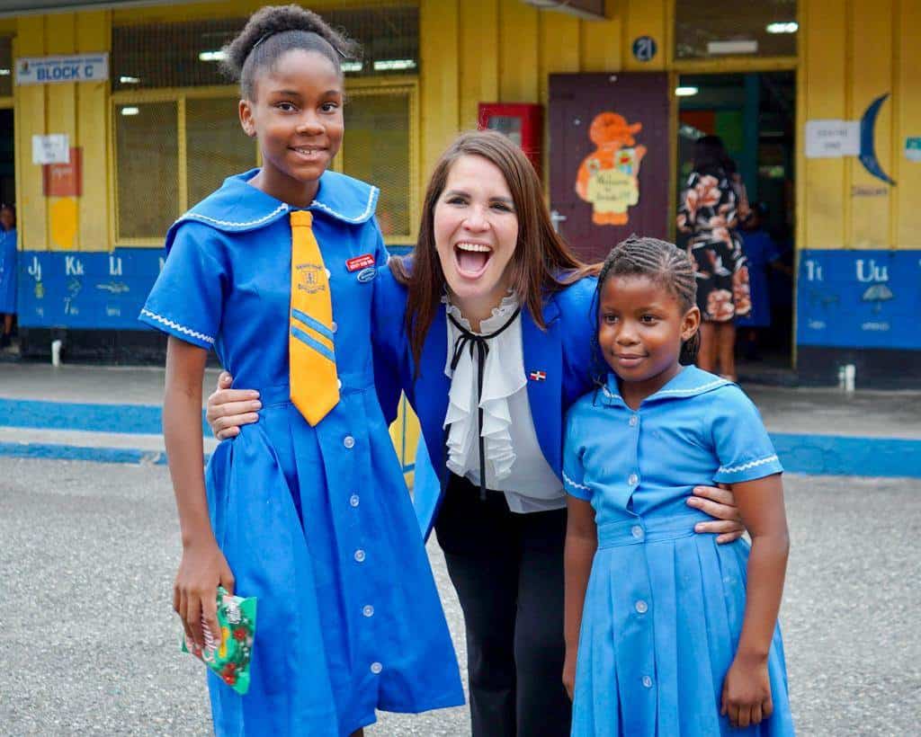 La embajadora Angie Martínez junto a dos alumnas de la Escuela Primaria Clan Carthy.