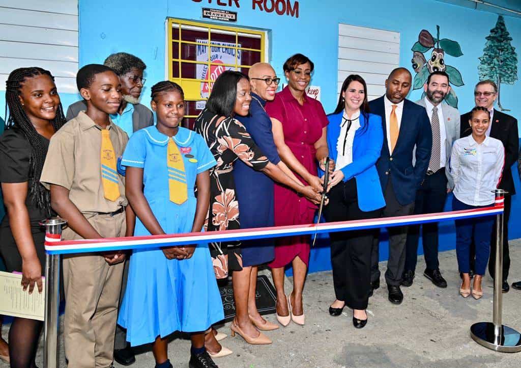 Las autoridades frente a la cinta de inauguración en la Escuela Primaria Clan Carthy.