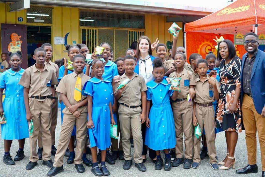 Las autoridades de la Embajada dominicana y de Jamaica junto a los niños de la Escuela Primaria Clan Carthy.