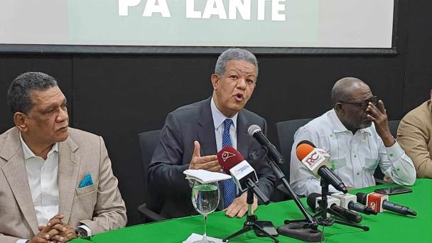 Leonel Fernández defiende a su hijo Omar por ataques en su contra