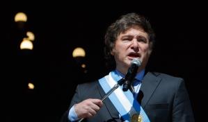 Javier Milei despide el año asistiendo a función teatral en la que su pareja lo imita