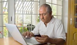 Salir de las deudas, reto para los latinos mayores de 50 años en 2024