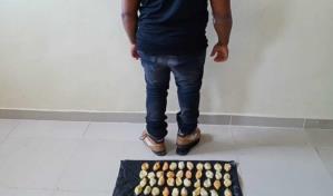 Arrestan a hombre con el est&oacute;mago lleno de drogas