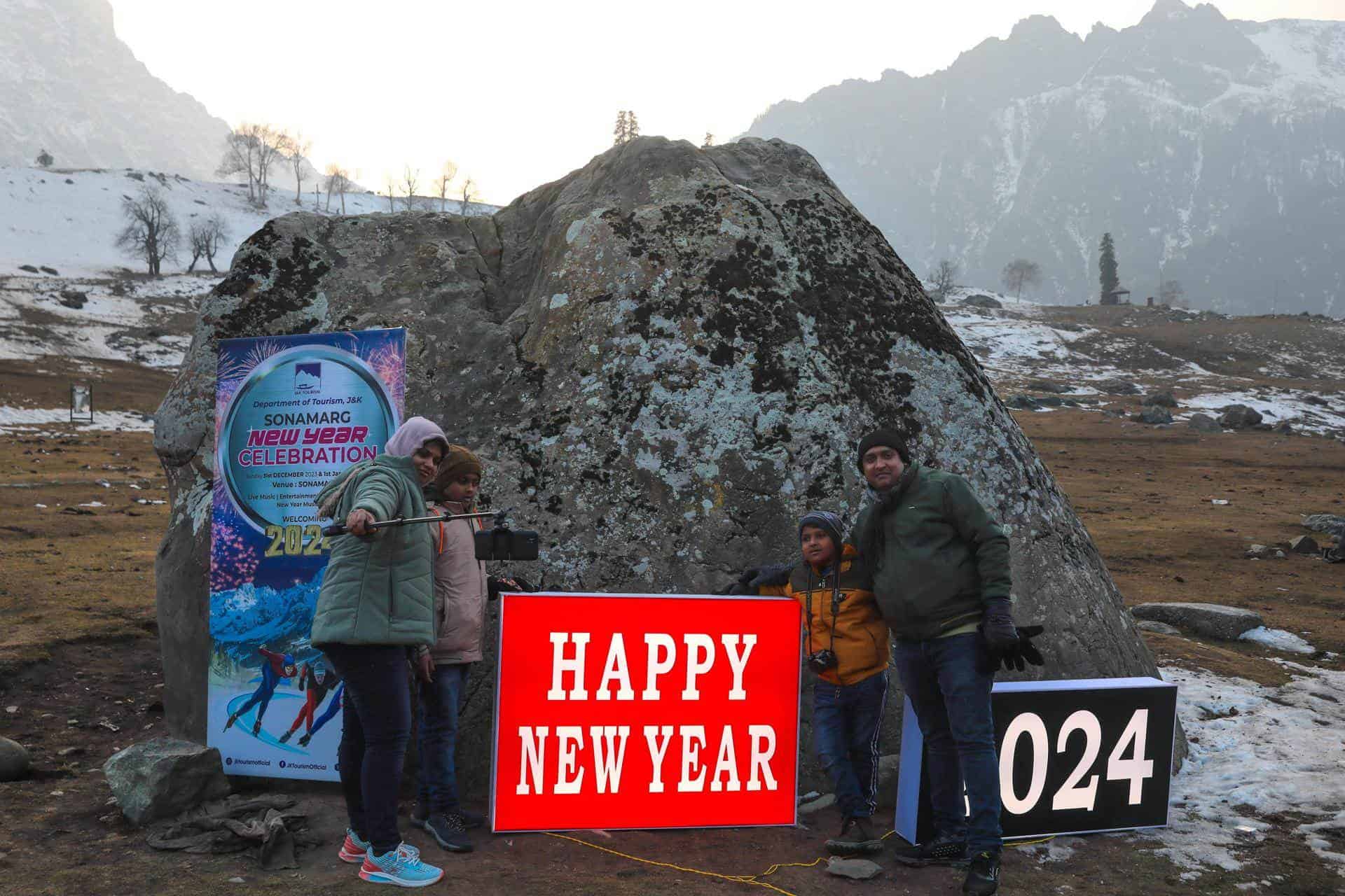 Turistas indios se toman selfies durante las celebraciones de Año Nuevo en Sonamarg, un famoso destino turístico en Cachemira a unos 80 kilómetros de Srinagar, la capital de verano de la Cachemira india, el 31 de diciembre de 2023.