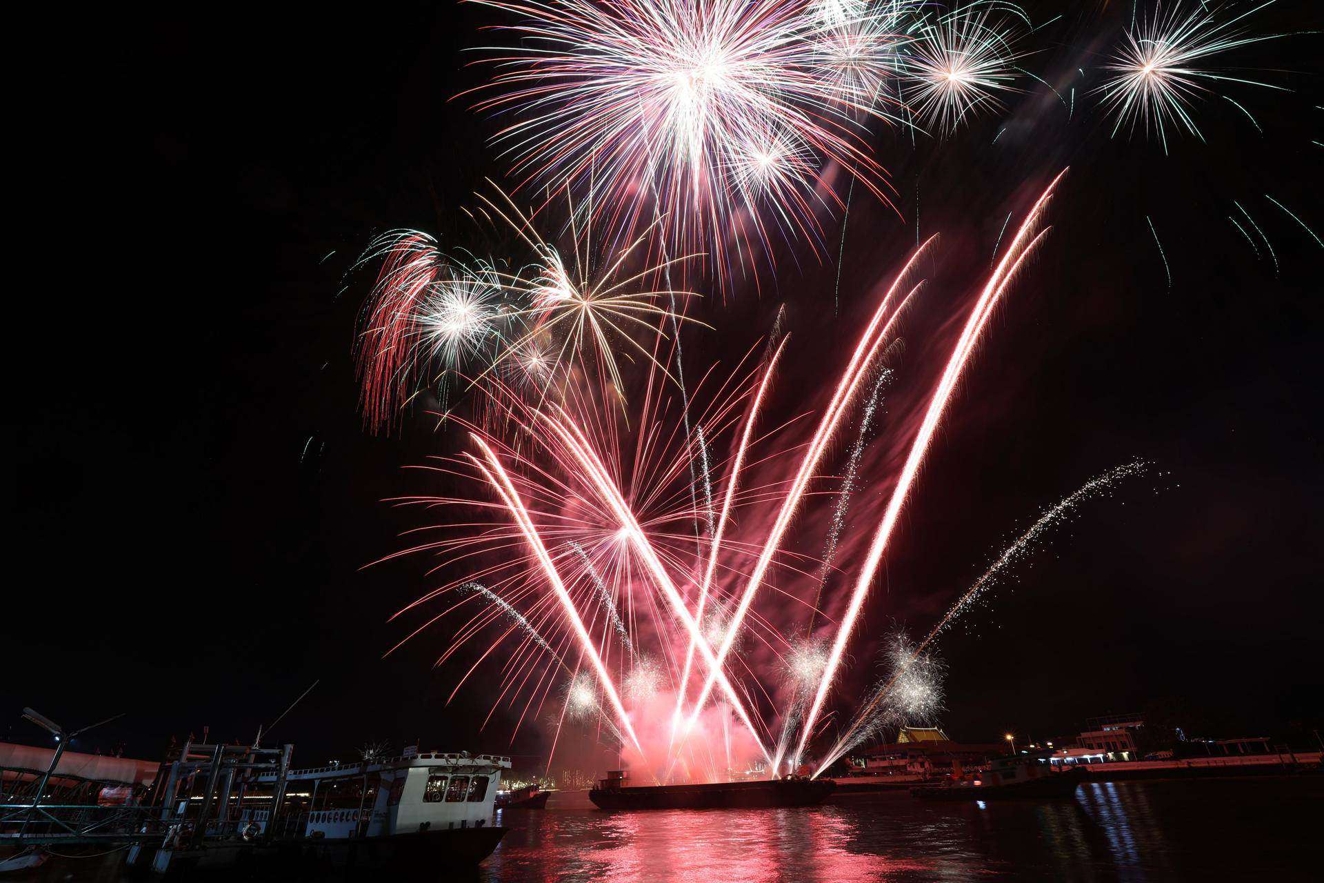 Vista de los fuegos artificiales sobre el puente Bolte de Melbourne (Australia) para celebrar el Año Nuevo.