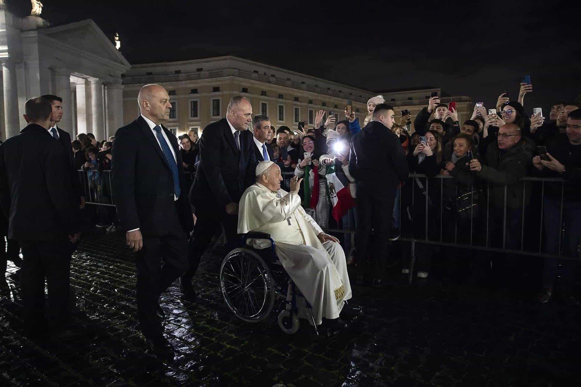 El Papa Francisco celebra las primeras Vísperas y la oración del Te Deum, un rito de acción de gracias al final de cada año, en la Basílica de San Pedro en la Ciudad del Vaticano.