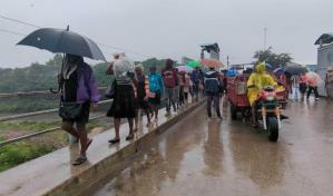 Comerciantes haitianos participan bajo lluvia en mercado binacional de Dajabón
