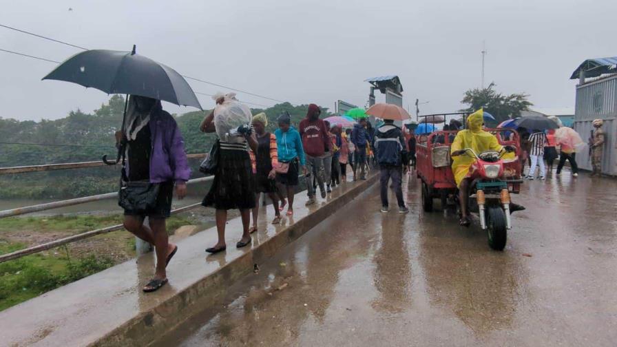Comerciantes haitianos participan bajo lluvia en mercado binacional de Dajabón