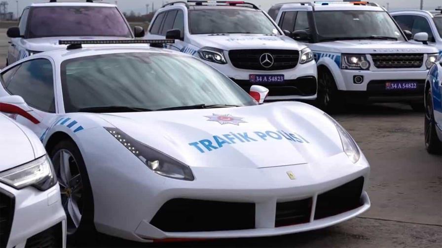 Policías de Estambul patrullan en Maserati, Bentley, Porsche y Ferrari